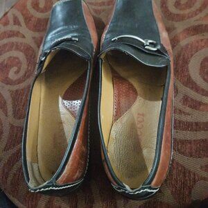 Meucci Catrice Black and Tan Leather Loafers